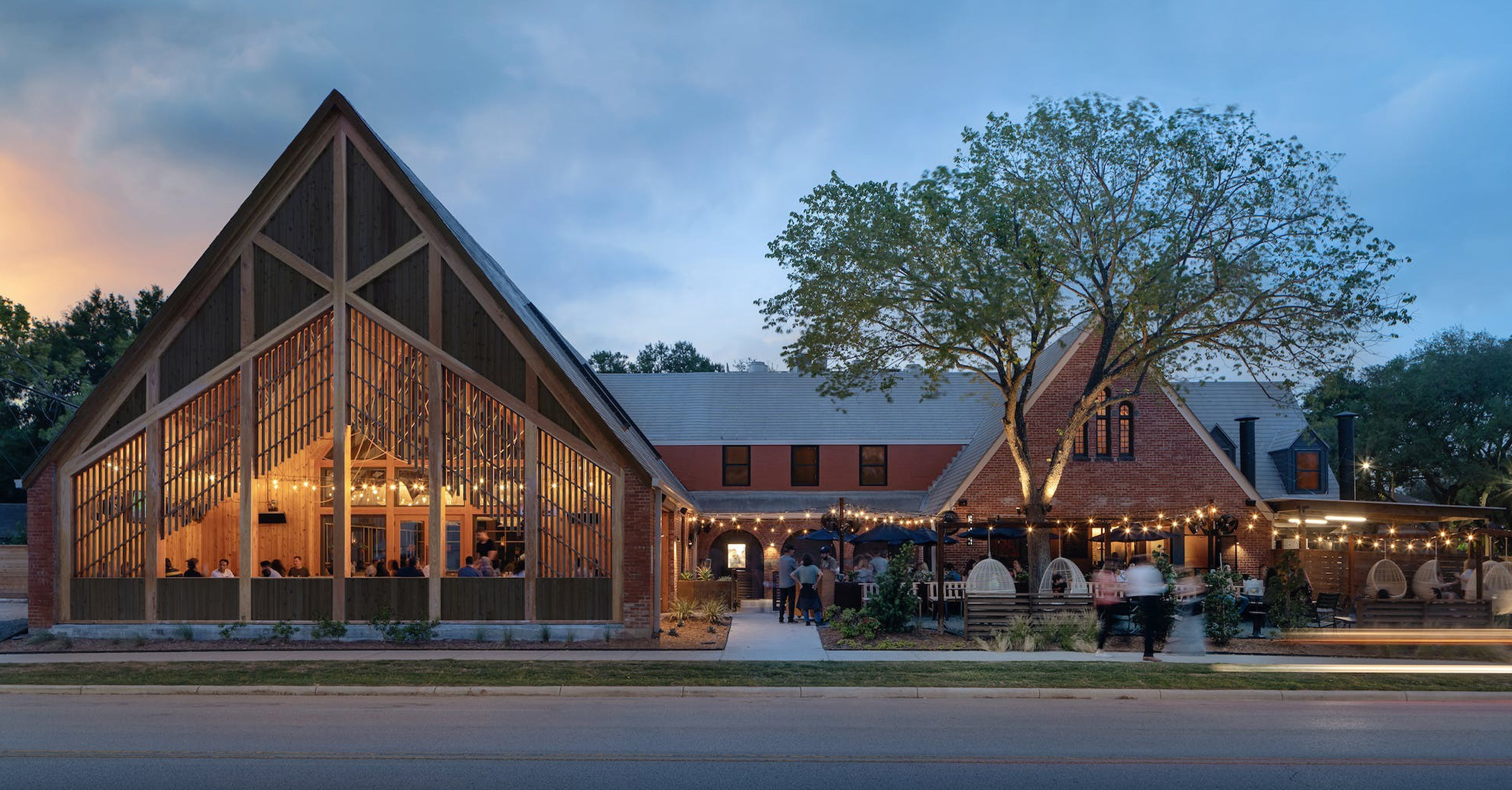 The exterior and patios of Loro Houston Heights.