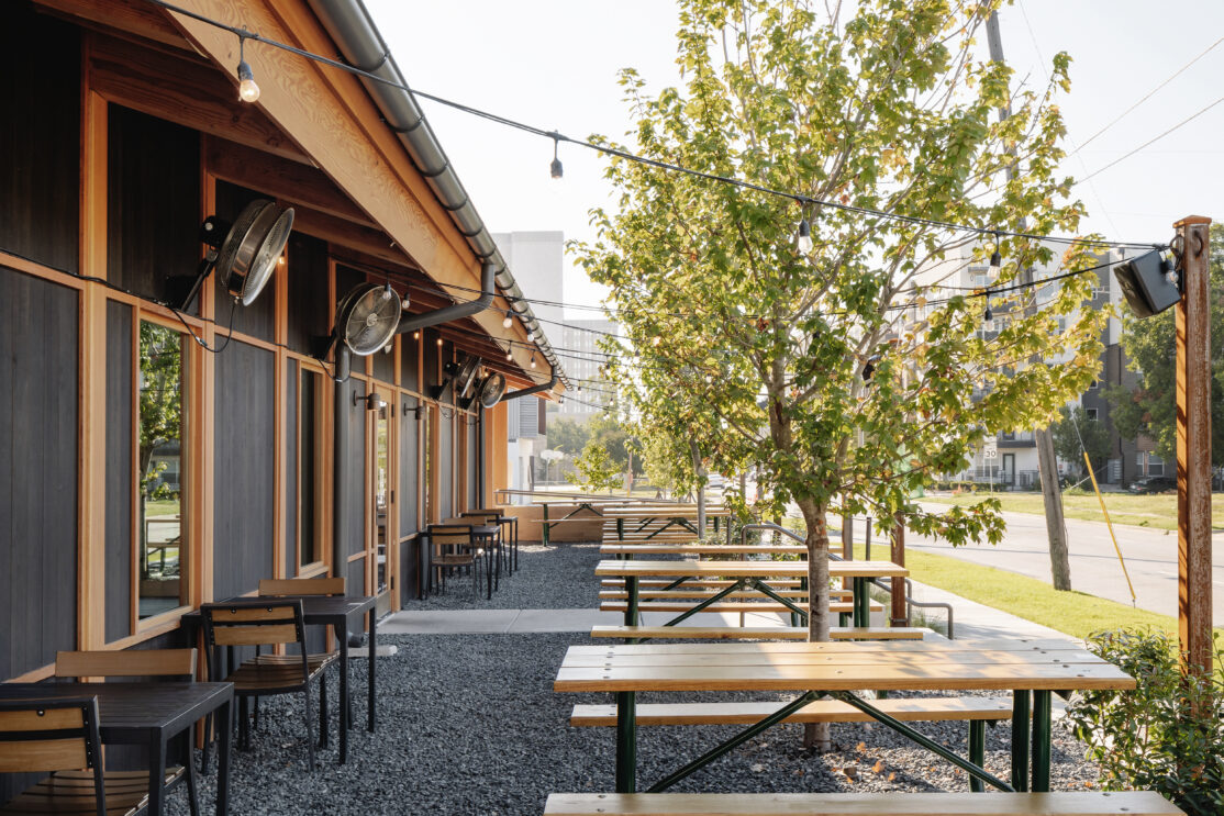 The exterior and patio of Loro Dallas East.