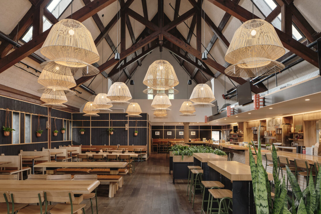 A wide angle view of the dining room and the bar at Loro Houston Heights.