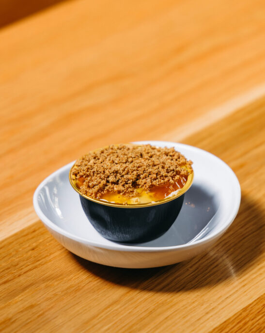 mini cheesecake topped with crumble and marmalade